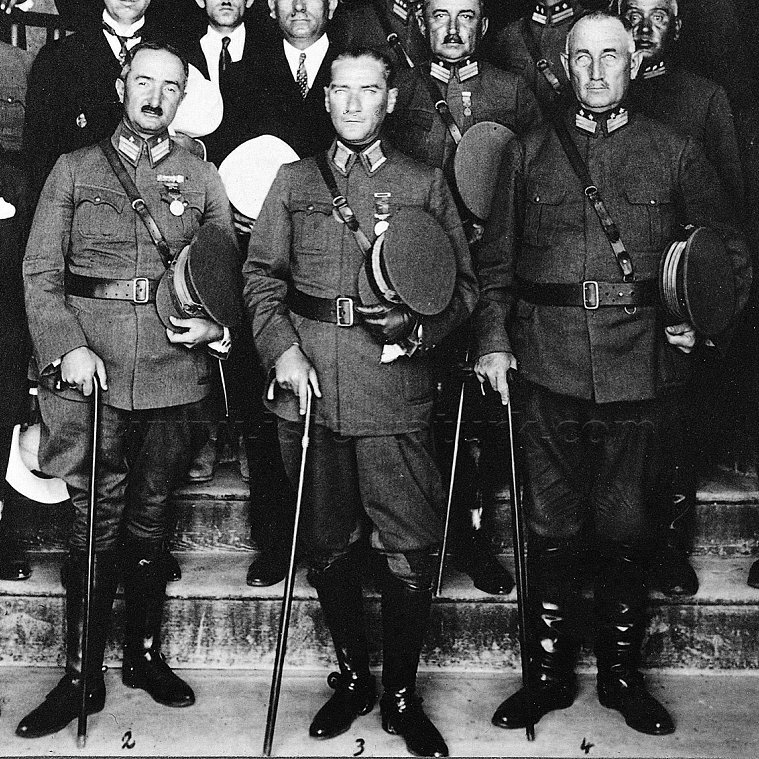 20 milyon Türk benim arkamdan yürümektedir. 20 milyon Türk'e "Arkamdan suya atıl" dersem atılırlar.

Atatürk, 1 Kasım 1936