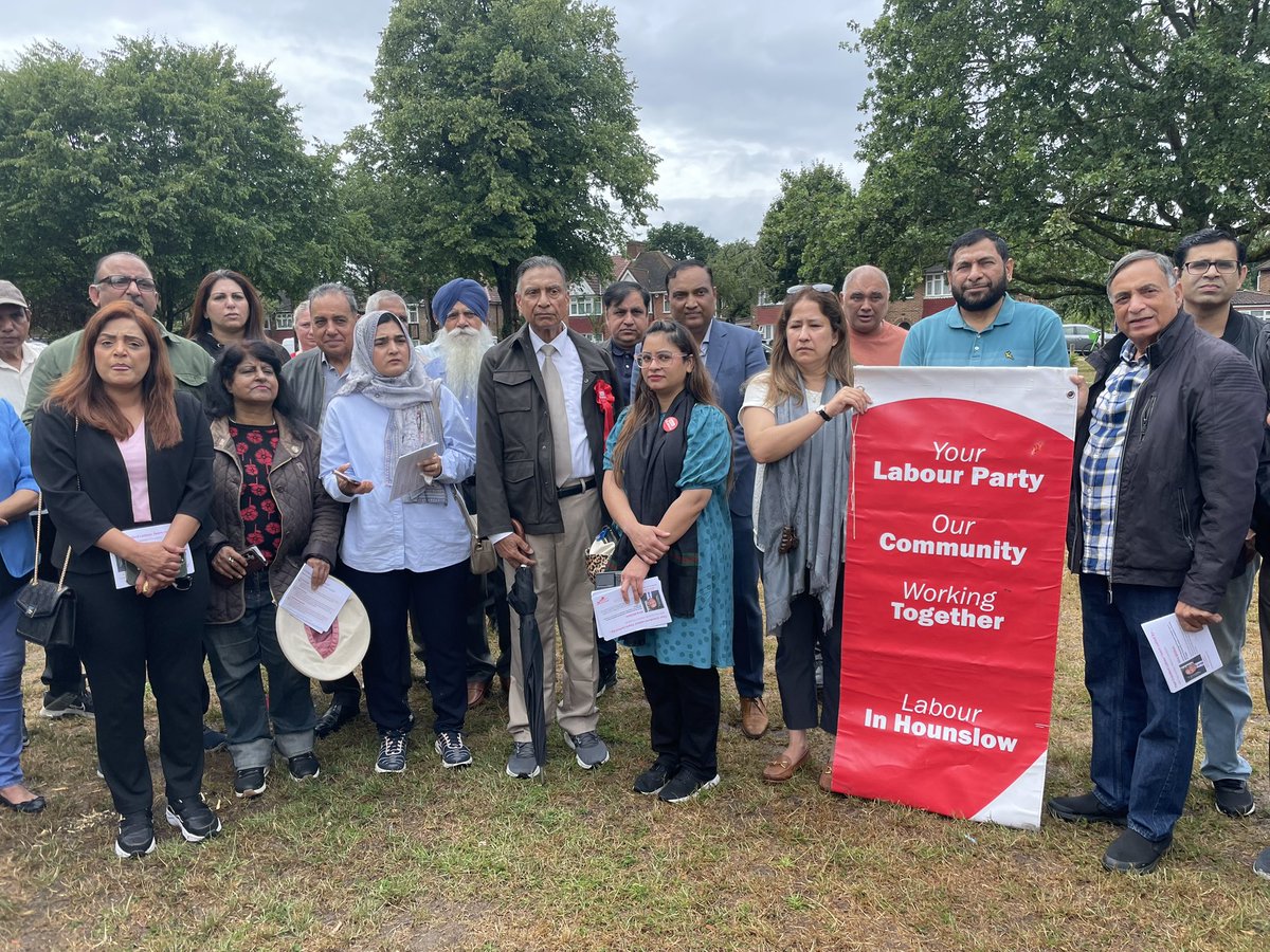SeemaMalhotra1's tweet image. Our teams were out this weekend in #Feltham and in #Cranford as we kicked off the by-election campaign with our fantastic local #Labour candidate Hira Dhillon - talking to residents about our the NHS, our plan for jobs and the economy and about local issues. 🏠🎈
#PlanForChange…