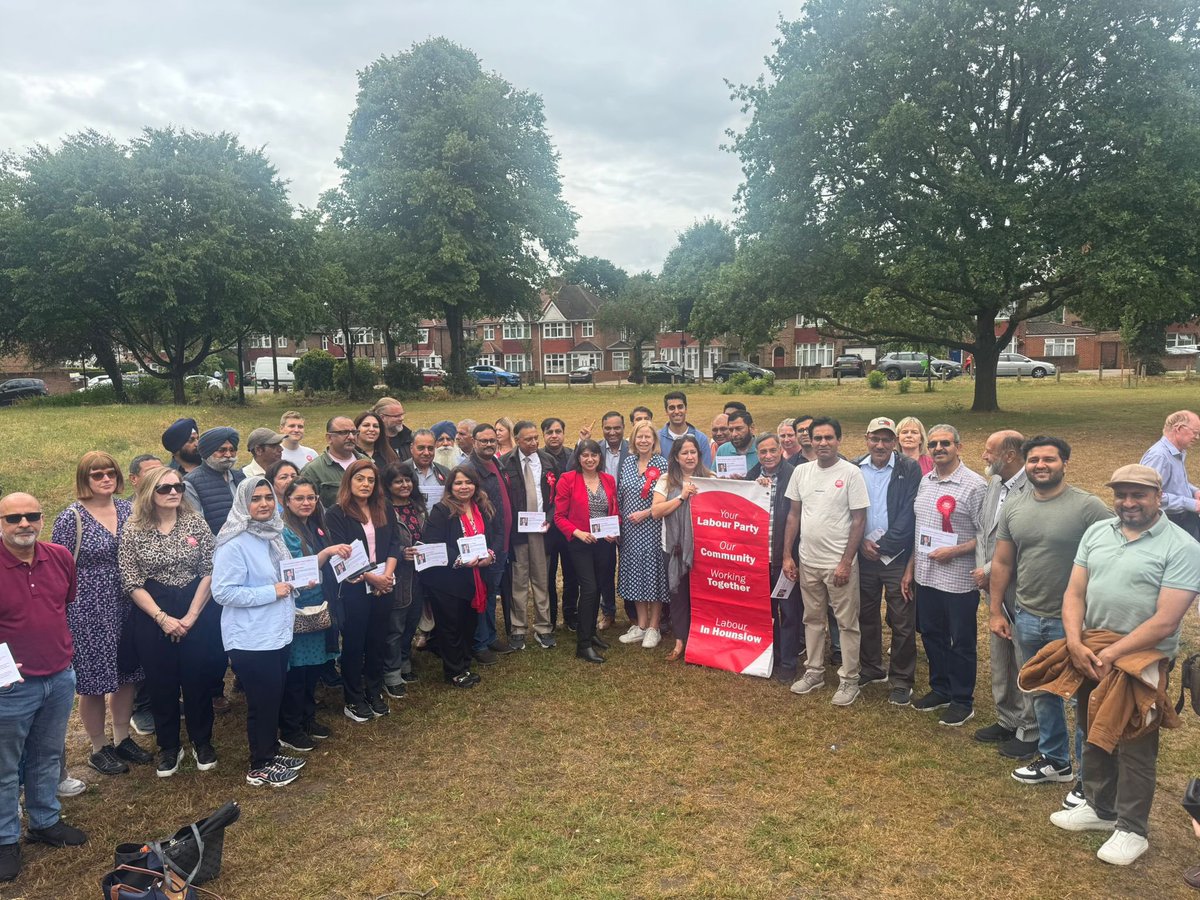 SeemaMalhotra1's tweet image. Our teams were out this weekend in #Feltham and in #Cranford as we kicked off the by-election campaign with our fantastic local #Labour candidate Hira Dhillon - talking to residents about our the NHS, our plan for jobs and the economy and about local issues. 🏠🎈
#PlanForChange…