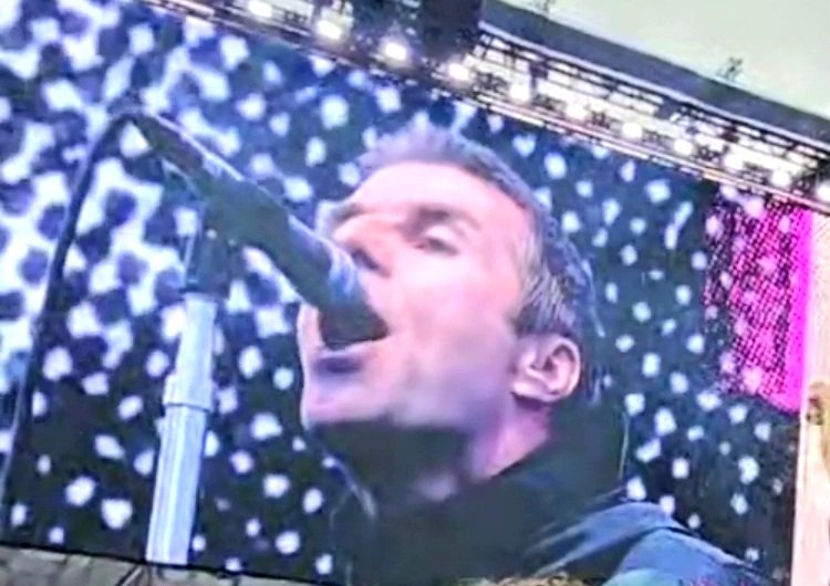 icey_melted's tweet image. Why is Liam always on the verge of devouring his microphone