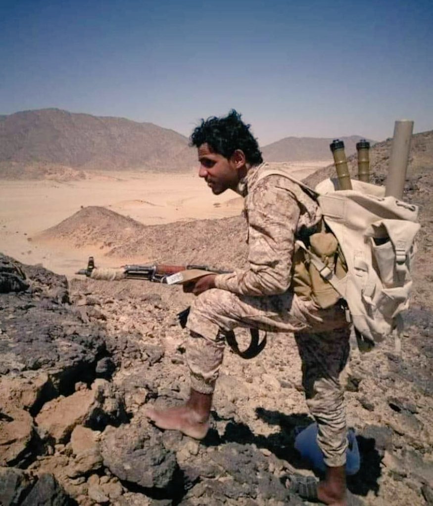 Yemen22311's tweet image. مبارز یمنی که پابرهنه و از نظر مالی فقیر است، ثروتمندترین فرد روی زمین از نظر غرور و عزت است.✌🇾🇪