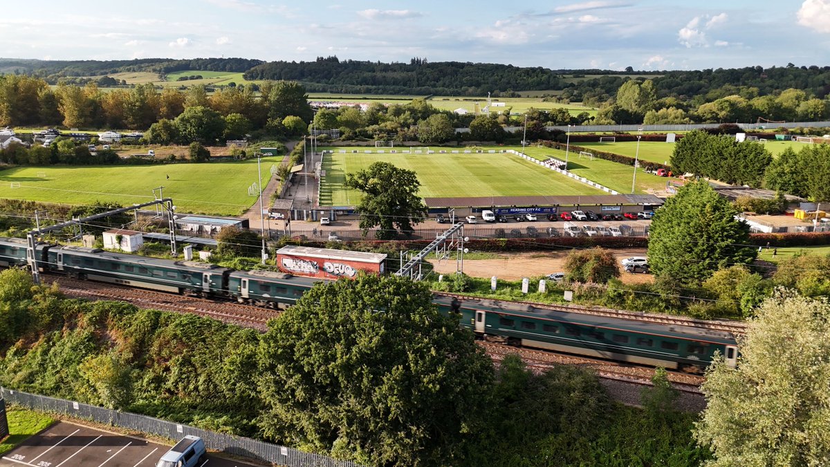 ReadingCityFC's tweet image. 𝗪𝗲 𝗰𝗼𝘂𝗹𝗱𝗻’𝘁 𝗹𝗲𝘁 𝘁𝗵𝗲 𝘄𝗲𝗲𝗸𝗲𝗻𝗱 𝗲𝗻𝗱 𝘄𝗶𝘁𝗵𝗼𝘂𝘁 𝗮 𝗯𝗮𝗻𝗴… 𝗦𝗲𝗲 𝘆𝗼𝘂 𝗮𝘁 𝟵𝗽𝗺
🛤️ A familiar face is riding the Crazy Train back to The City…
Guess who's on track for a big return? 👀💙
#ThePrideOfReading 🦁
