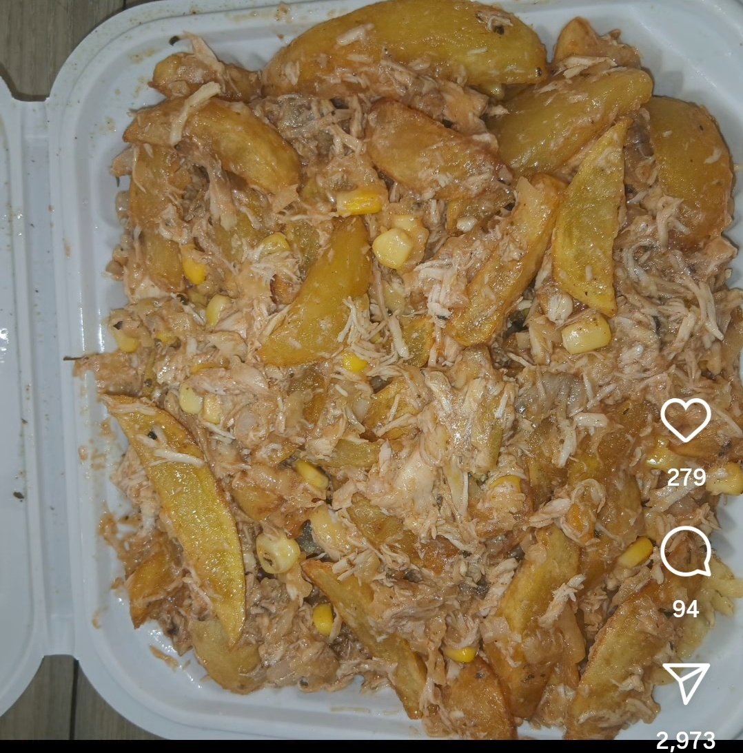 just_dani_L's tweet image. One day i wish to have as much confidence as the woman selling this as "loaded fries"
This is chips, chicken, RAW onion, corn, cheese and ketchup
