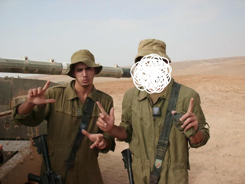 yishai_elmakyes's tweet image. בסוף טירונות מרץ 12', מפקד במחלקת הבייניש, תלמיד ישיבה גבוהה בעצמו, יצא להכנה לקורס קצינים. בצדק, הוא היה המפקד הכי טוב בפער - מקצועי ברמות, אכפתי, ציני ובכושר מספק למדי לשריונר.
יום לפני שסיים את ההכנה ועבר לבה"ד 1 - הוא ירה בעצמו. היינו בשוק. אף אחד במשפחה, בצבא ובחברים לא…