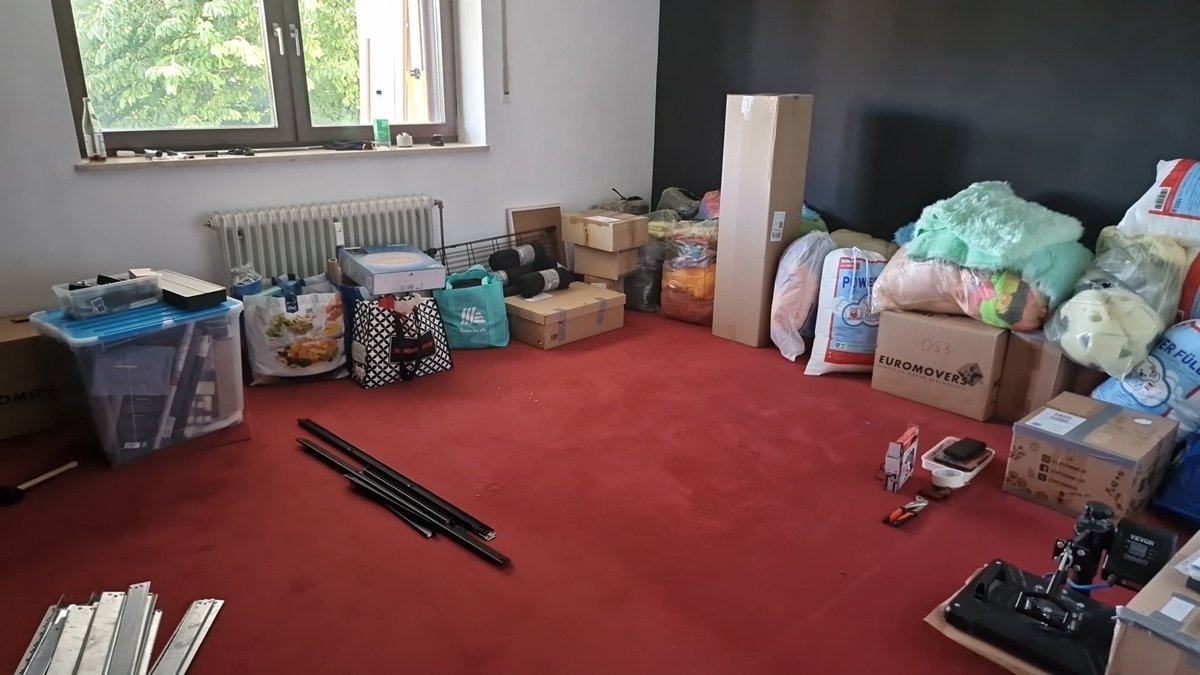 More pictures from the move — it’s still pretty chaotic at the moment. The bed’s now in the other room, and I absolutely love that black wall!

#move #moving #fursuit #fursuitmaker #workroom
