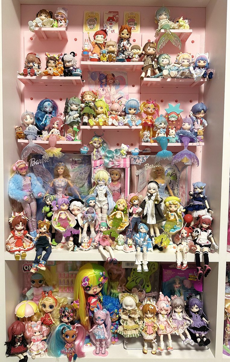 Besides drawing, I also collect dolls. In recent years, I have really fallen in love with small ball-jointed dolls from blendboxes. Their detailed outfits are incredible!

Do you collect dolls?