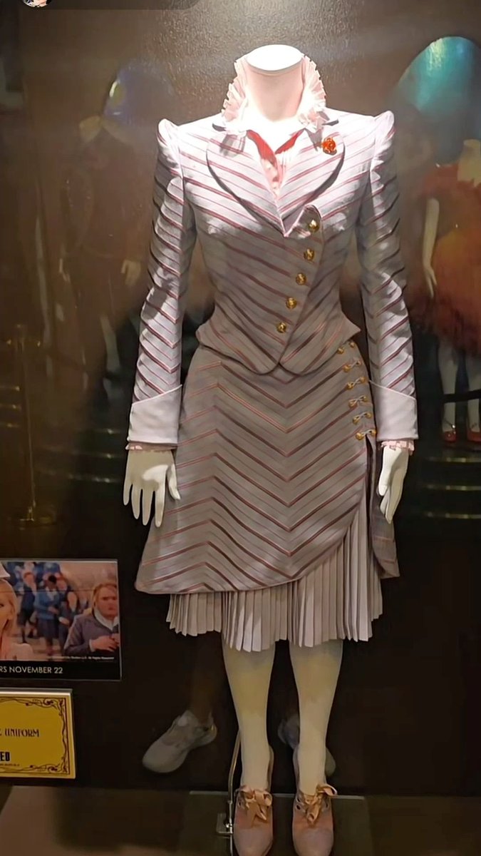 witchingclaws's tweet image. This costume is too sickening, Wicked’s costume designer would do a such wonderful whimsical things with Diana and the rest of the cast.
