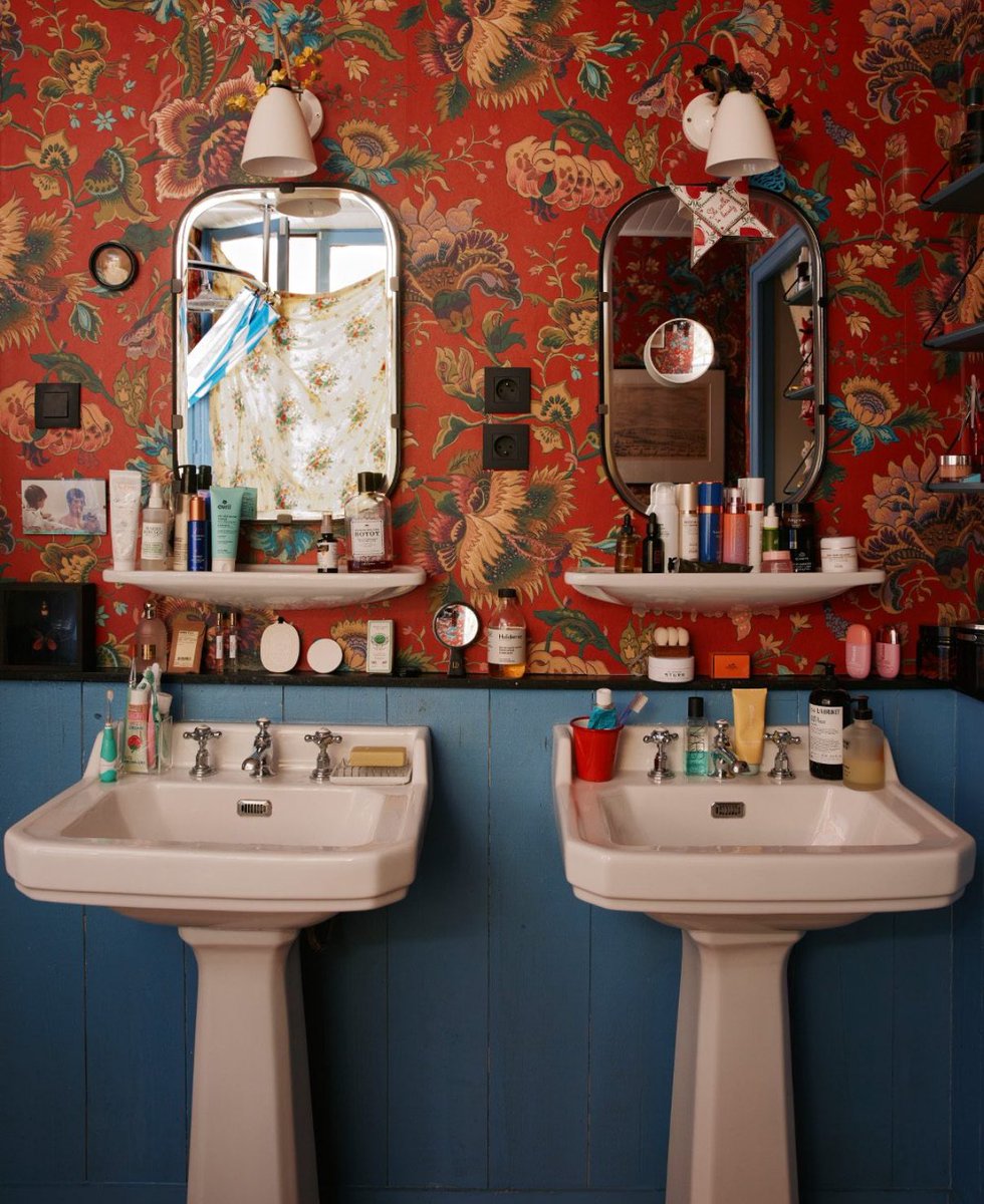 BuArena's tweet image. acabo de descubrir la casa de lou doillon (ese verde ya está un poco trillado entre cocinas dakotajohnsoneras y sofás de terciopelo, but who cares)