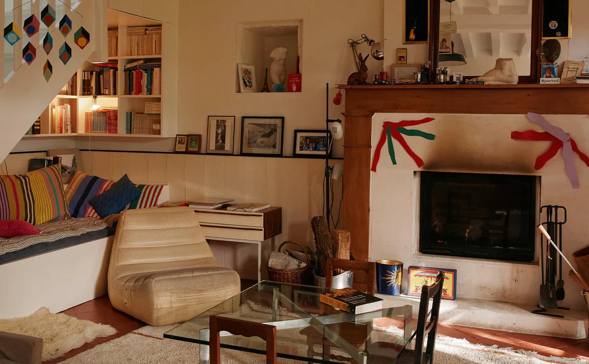 BuArena's tweet image. acabo de descubrir la casa de lou doillon (ese verde ya está un poco trillado entre cocinas dakotajohnsoneras y sofás de terciopelo, but who cares)