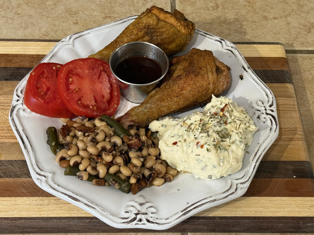 Robs_Hunt's tweet image. They say variety is the spice of life. I think a variety of spices is life. Chicken drums with @CasaMSpice Free Range & Pecking Order. Cream potatoes with @DadsSeasonings Italian, chives, cream cheese, bacon. Finishing sauce @Half_A_Pond Blackberry with honey. C’est Bon!
