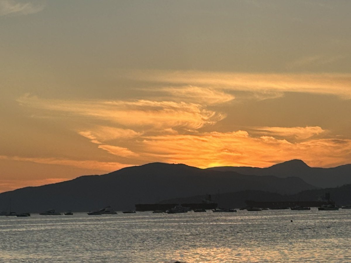 TheophanesRex's tweet image. Some sights and sounds from yesterday’s Celebration of Light in Vancouver.
The event was a huge success. Thousands of people, great flyby by the Snowbirds, awesome drone show & choreographed fireworks.
This was my first time seeing this event. I enjoyed it thoroughly.