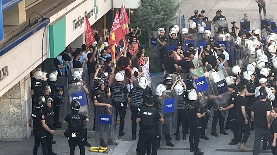 DGDAnkara's tweet image. 🚩 10. yılında Suruç için adalet talebiyle yürürken polis ablukasına alınan; aralarında 2 yoldaşımızın bulunduğu, onlarca arkadaşımız gözaltına alındı. Gözaltılar derhal serbest bırakılsın!
🔴 33 düş yolcusu, özgürlük mücadelemizde yaşıyor!
#Surucunİzinde10Yıl