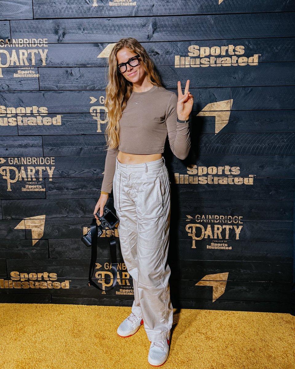 brilewerke's tweet image. Me, my fav accessory, and a peace sign 📸✌🏼
I’ll miss you, Indy ASW