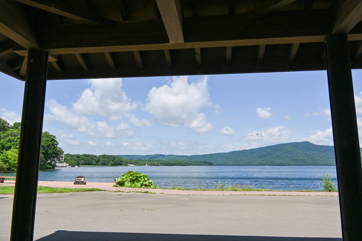 お久しぶりです。
涼みながら阿寒湖を眺めました。