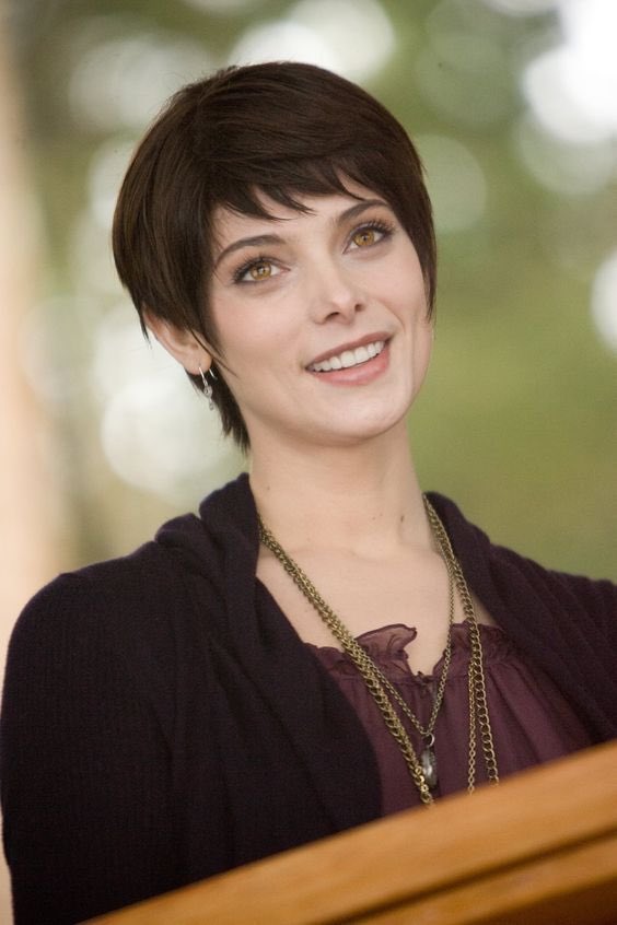 ordartz's tweet image. Fun fact! Did you know I used Alice Cullen’s outfit from Twilight to inspire Ivy’s?
#DisventureCamp