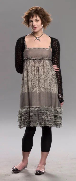 ordartz's tweet image. Fun fact! Did you know I used Alice Cullen’s outfit from Twilight to inspire Ivy’s?
#DisventureCamp