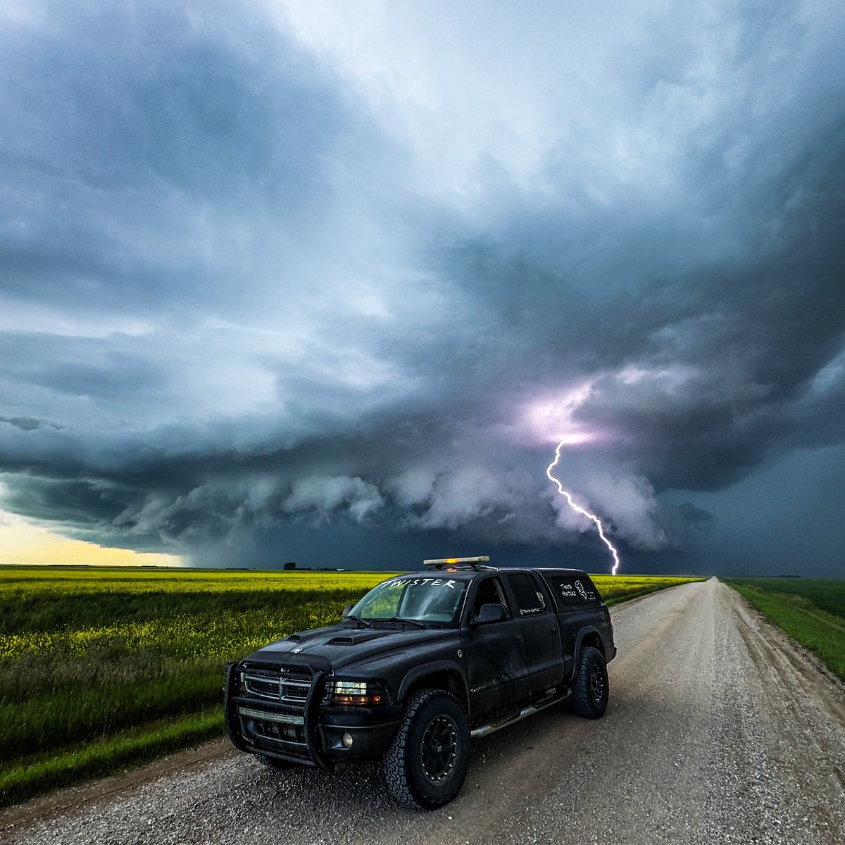 TwistaHunterz's tweet image. Highway to Hellicity!
No seatbelt. No mercy. Just metal and mayhem.” ⚡🛻💀
Lajord, SK, 5:00pm
#SKStorm #TwistaHunterz #StormSlayers #FullSendWeather #RideTheLightning