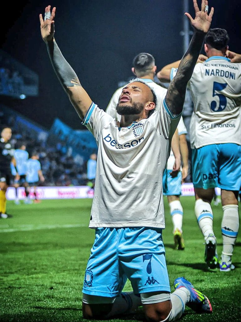 Ante Barracas Central dejó buenas sensaciones, y frente a Belgrano tuvo su premio.

Duván Vergara empieza a justificar por qué #Racing apostó por él: un extremo desequilibrante, con velocidad, cambio de ritmo y buena pegada.

👉 Un gol para calmar la ansiedad y seguir