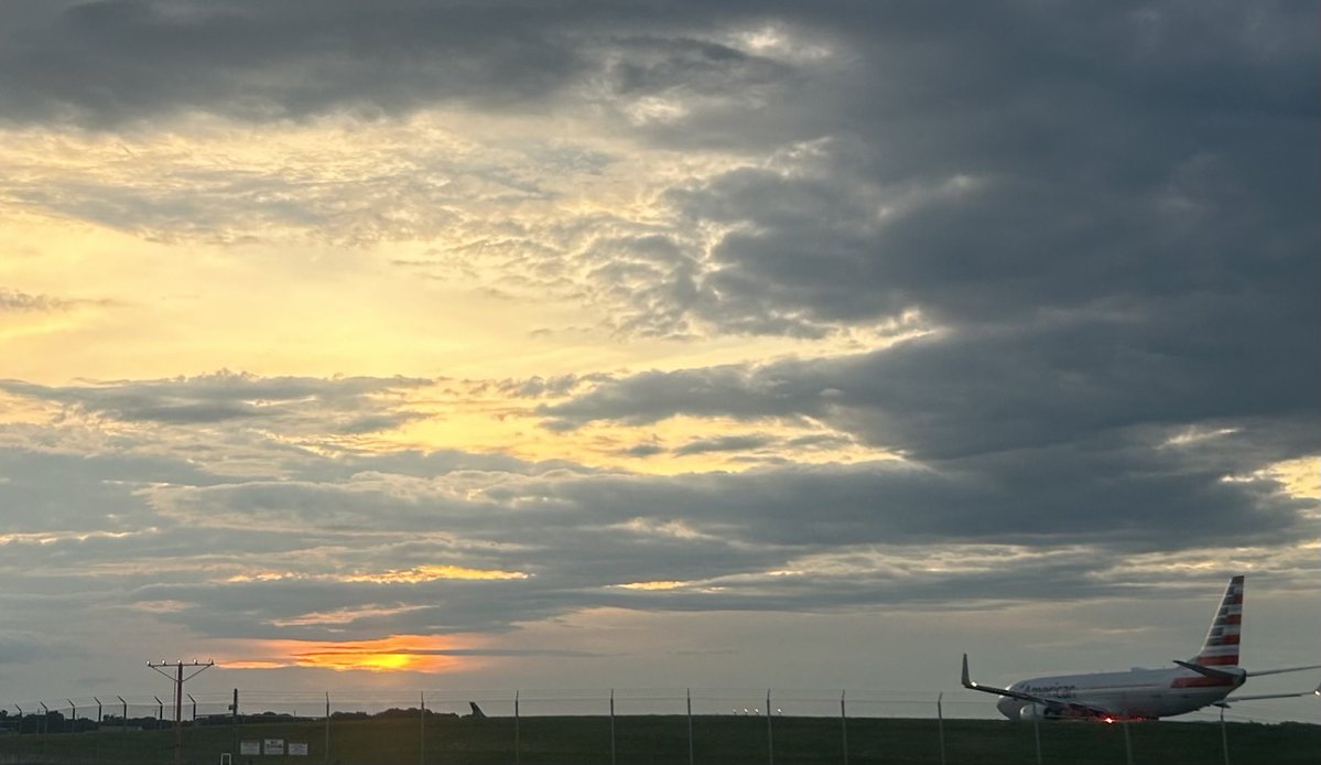 timbutz70's tweet image. @capitalweather Tonight’s calm Sunset after a week of evening thunderstorms. Photo taken at BWI Airport.