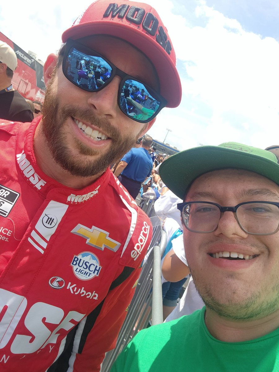 JoshBrinker_Wx's tweet image. So I spent the day at Dover Motor Speedway for the Nascar Race. And thus right here made my day! Got to meet my favorite driver, @RossChastain.