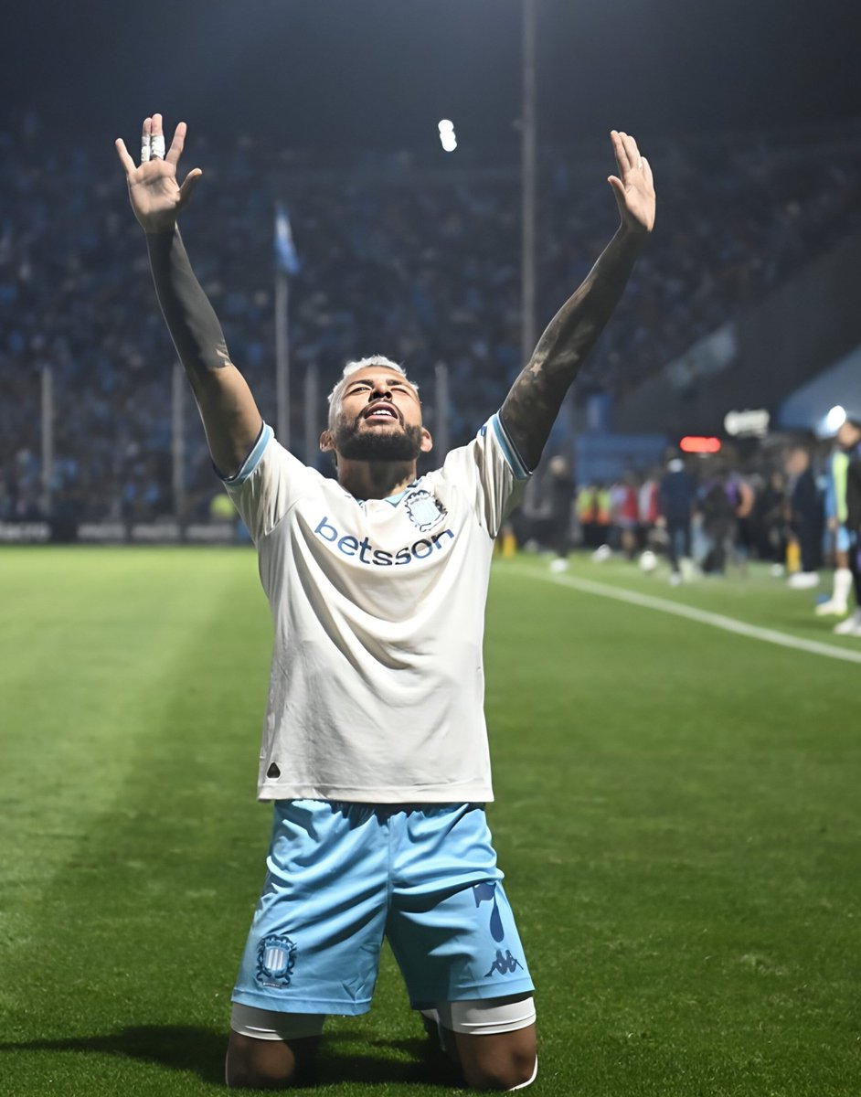 juanccortesd's tweet image. Estaban matando en el primer tiempo a Duván Vergara por intentar hacer lo que finalmente le salió; Enfrentar, encarar, rematar. Amigos de Racing, ese es su fútbol, así lo siente él, es un distinto, conozcanlo. 

Gran inicio de Duván en Argentina. Primer gol con la academia. Gol a…
