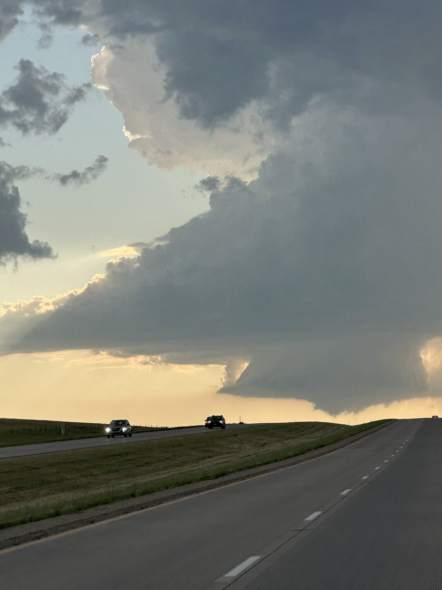 JimothyPimpin's tweet image. Developing super cell just east of Kadoka SD with a wall cloud @NWSRapidCity
