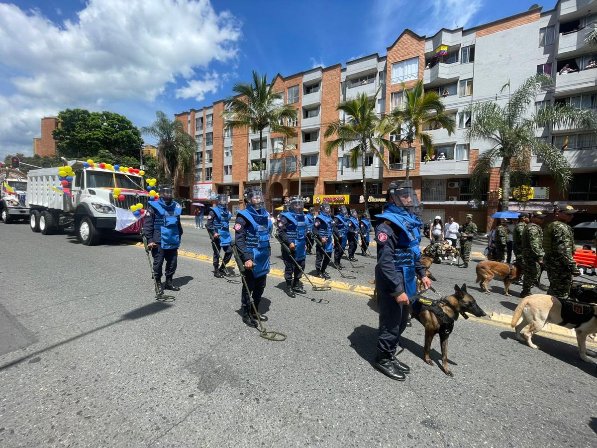 ReservaBR4's tweet photo. 💛💙❤️ En Bello, Granada, San Rafael y Medellín, #Antioquia nuestros desminadores del Batallón de Ingenieros de Desminado Humanitario N.°7 marchan con orgullo frente a los antioqueños.

 #20DeJulio! 🇨🇴 https://t.co/U0EnDuzpPF