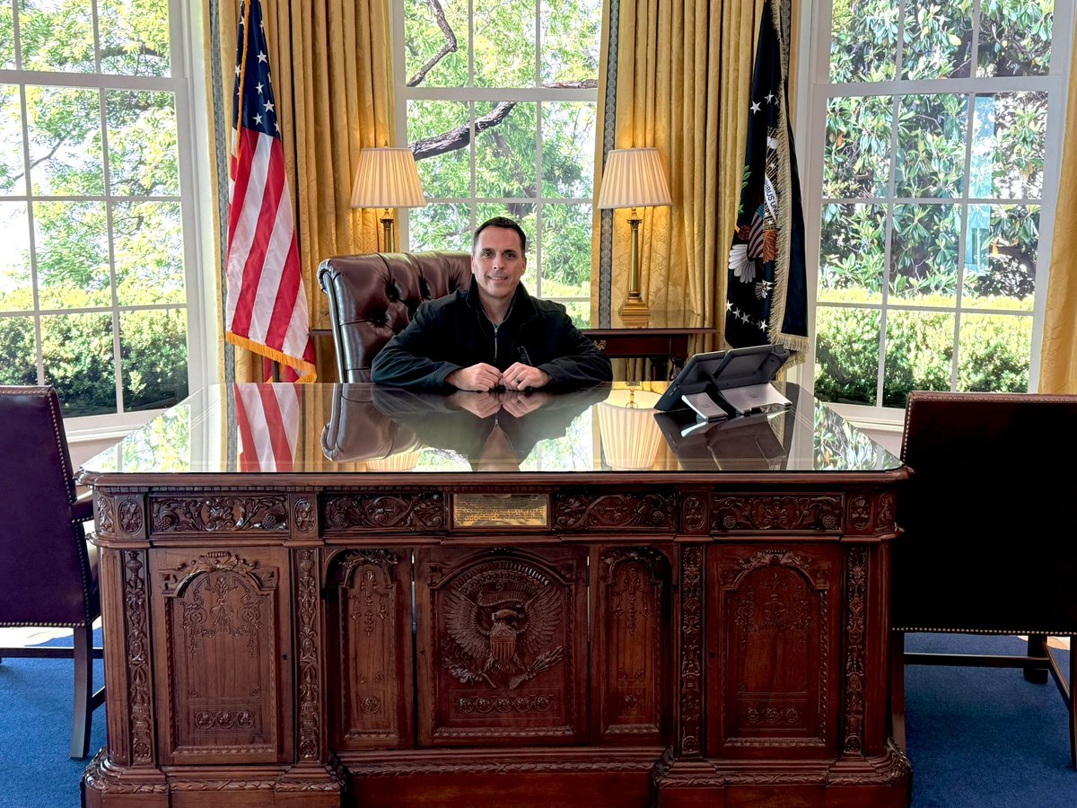 barrydlee1's tweet image. 📣🇺🇸 Next Adventure 🇺🇸📣
After deep reflection I’ve decided to officially launch my campaign for Presi…..—…Never mind, I’ll stick with my day job! 

#OvalOfficeSomeday😆
#SuperintendentInChief