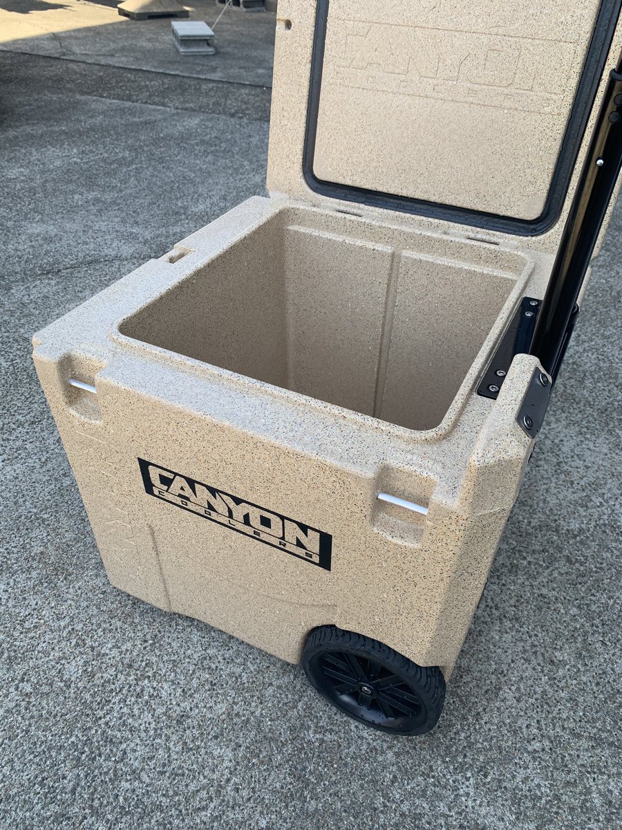 あまり持っていない性能の良い無骨なクーラーボックスを探して買ったけど、デカい＋海に行っただけじゃ効果わからんかった🤣
やっぱりソフトクーラーが正義なのか？🤦🏻