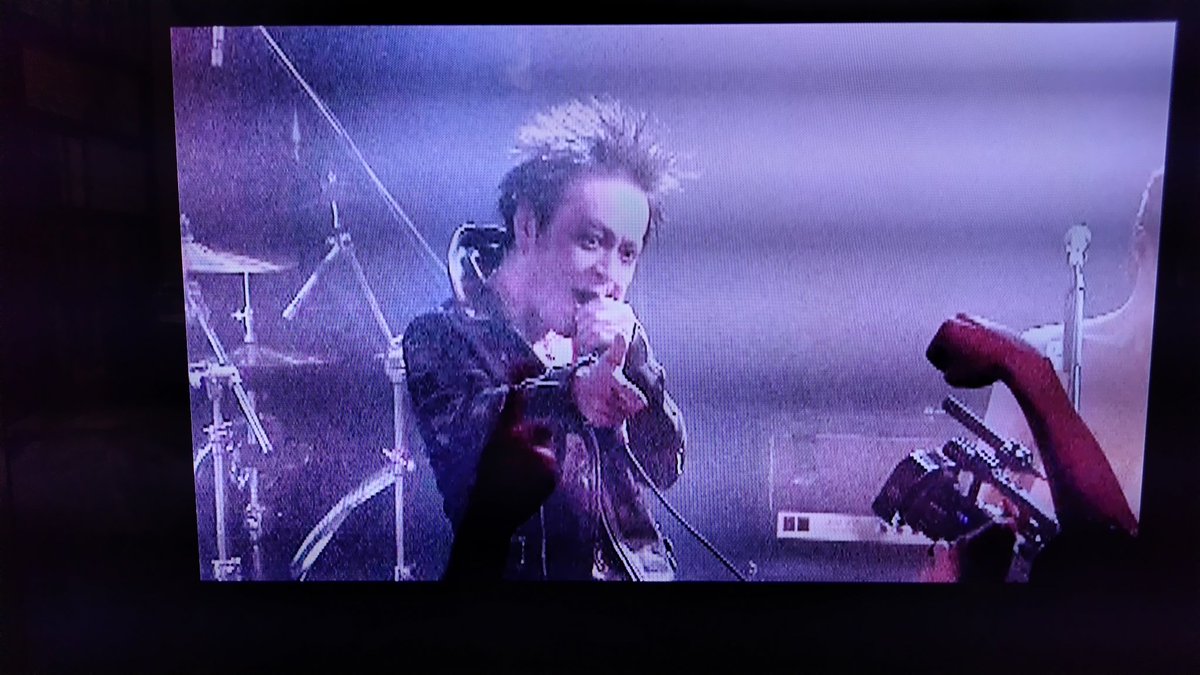 やっぱTRACYはカッケーなぁ。
中学生の頃に知って、厨ニ心にあのパンクは最強だった。
再結成時のDVDは宝物。
「ピエロのように」が収録されてるのが本当に嬉しい。