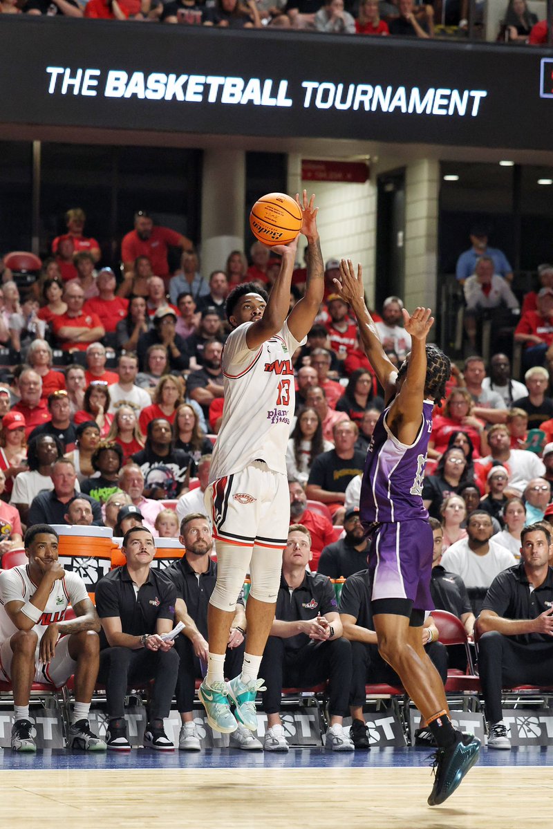 wncaudill's tweet image. The Ville trying to mount a comeback but can’t get out of their own way. Missing layups and leaving 3 pt shooters open. Start of 4th they trail 60-44. @UofLSheriff50 @chrissy_banta