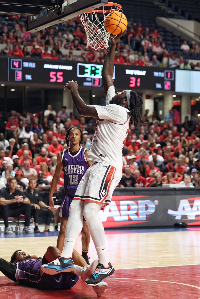 wncaudill's tweet image. The Ville trying to mount a comeback but can’t get out of their own way. Missing layups and leaving 3 pt shooters open. Start of 4th they trail 60-44. @UofLSheriff50 @chrissy_banta