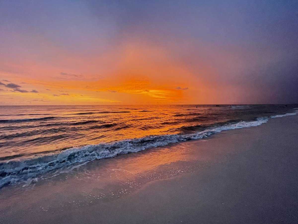 TeachWithLulu's tweet image. Only a few more sunsets until Iβm back to school!