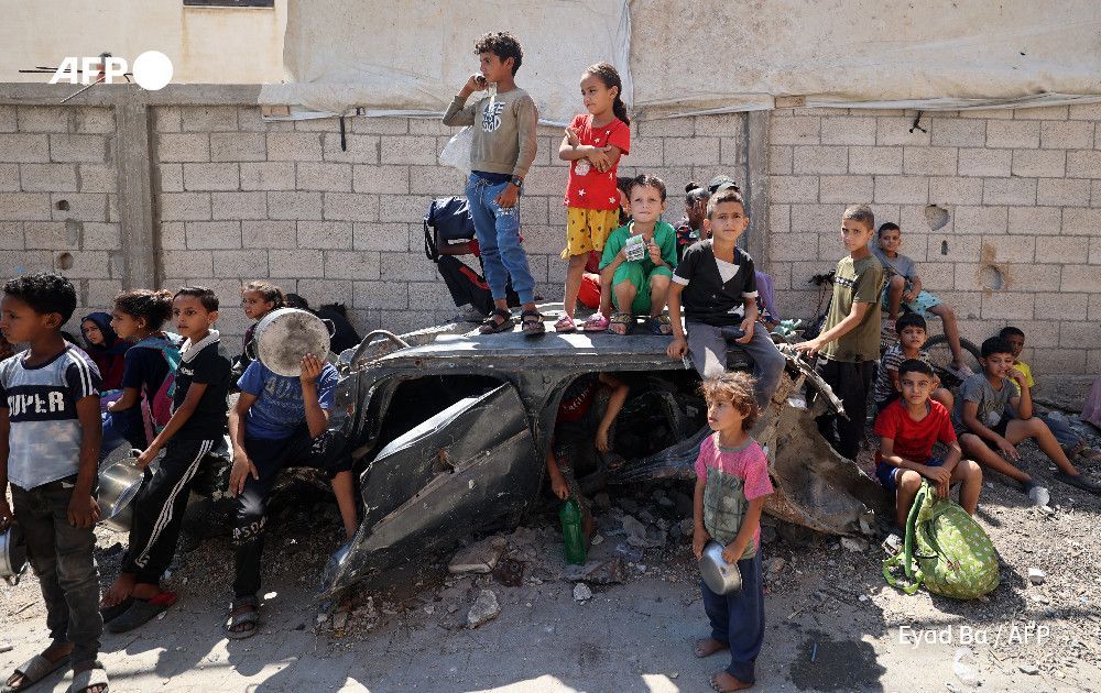 Gaza's civil defence agency says Israeli forces opened fire on crowds of Palestinians trying to collect humanitarian aid on Sunday, killing 93

u.afp.com/SYKa