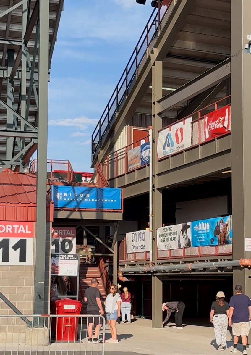 Jammin to a little warmup by <a href="/musicjoshross/">JOSH ROSS</a>!  Can’t wait for On A different Night!