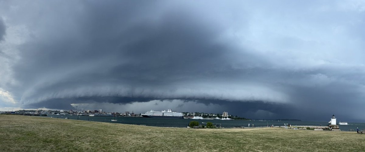 Some great shots of a shelf cloud this afternoon overlooking Portland from Bug Light Park.

📸 Karen Pitts