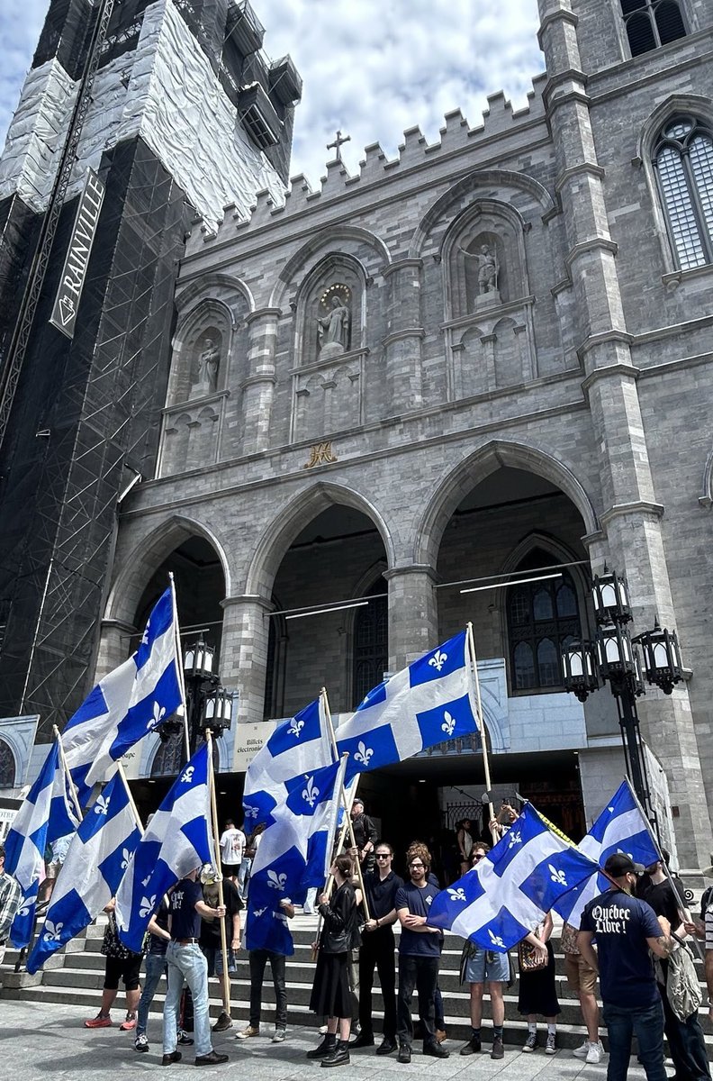 NvlleAlliance's tweet image. Aujourd’hui, nos camarades étaient présents sur le terrain pour faire respecter nos lieux patrimoniaux.
Depuis plusieurs mois, des prières de rue islamiques se tiennent devant la basilique Notre-Dame, profitant de l’indifférence généralisée de l’appareil politico-médiatique.…