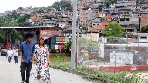 eurenesilva's tweet photo. Preta,

Falar de você é falar de amor em estado puro.

Não foi só a artista que eu conheci. Foi a mulher. A amiga. A que mandava mensagem perguntando como eu estava, a que vibrava com cada passo meu, a que me abraçava com palavras mesmo de longe.

Você foi presença, foi força, foi luz… E mais que tudo: você foi cuidado. Me fez sentir visto, lembrado, querido.

Hoje, com o coração apertado, eu só consigo agradecer por ter te tido tão perto. Sua generosidade não cabia em palcos, ela se espalhava nas atitudes, nos silêncios, nas entrelinhas.

A saudade vai ser eterna, mas o amor também.

Te amo, Preta. Obrigado por tudo!!!!