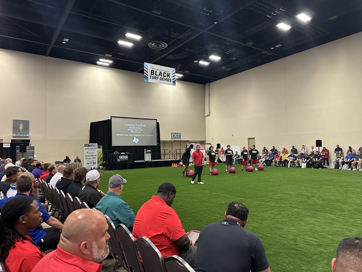 Great job by our guy <a href="/CoachBMurdock/">Coach Murdock</a> presenting on the turf today <a href="/THSCAcoaches/">THSCA</a> ❗️❕Nothing better than coaches growing coaches!.!
