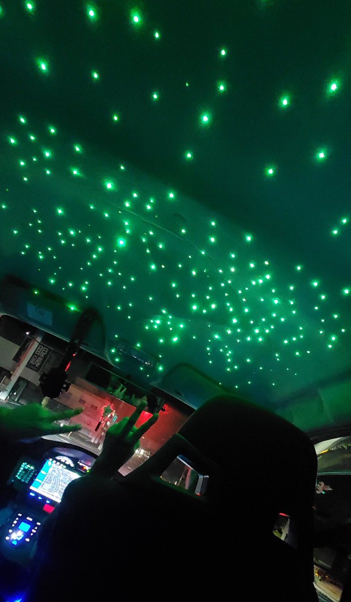 昨日の夜、友達にムーヴくん運転してもらったけど、自分でめっちゃ綺麗だ…って感動した✨

後部座席からの景色最高でした！w