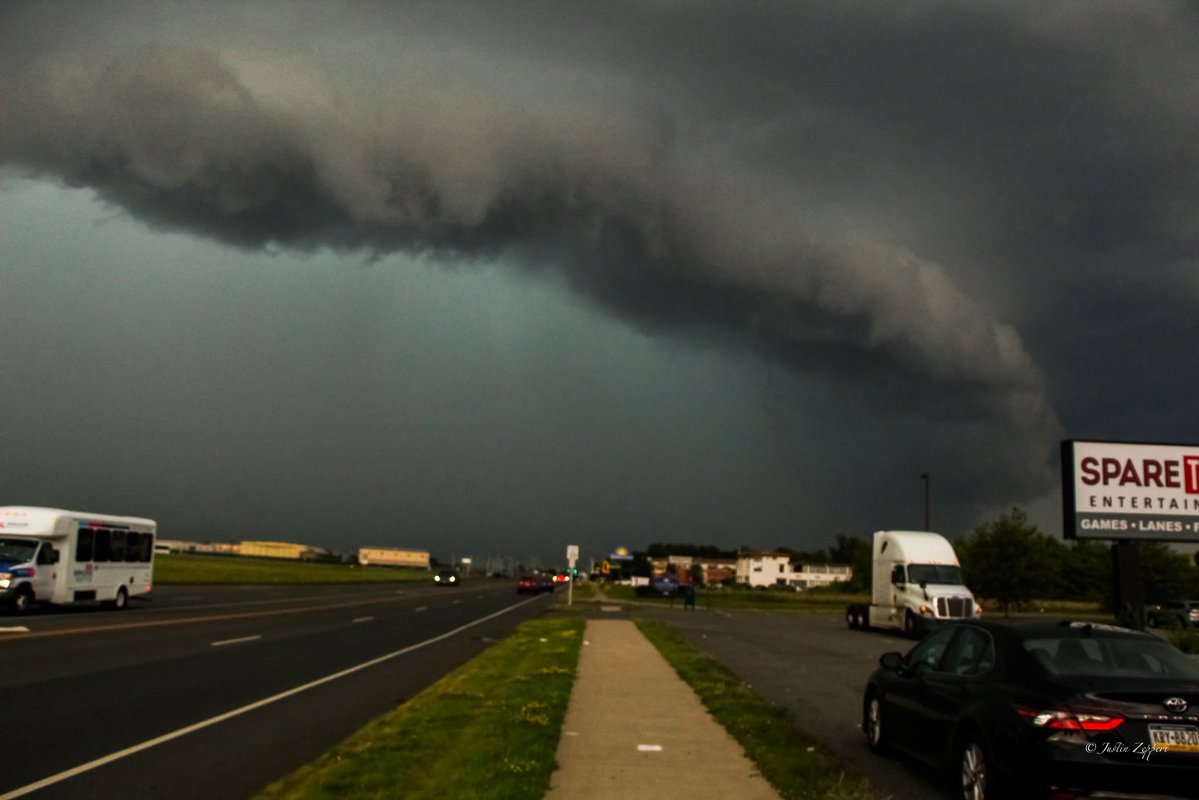Justin_Zepperi's tweet image. Incredible day today! Mean looking storm as it approached Bradley Airport around 5:45PM. @ryanhanrahan @MikeSliferWX @WeatherJosh @Eweather13