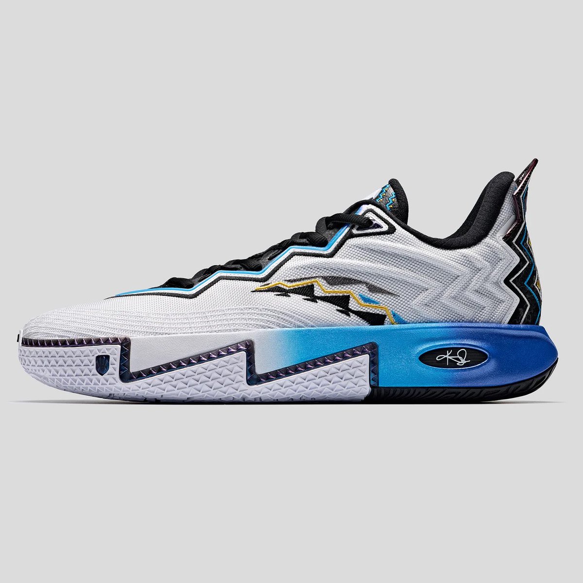 New <a href="/KyrieIrving/">Kyrie🤞🏾</a> shoes will be here Thursday! These are his Dallas edition and are straight 🔥 🔥