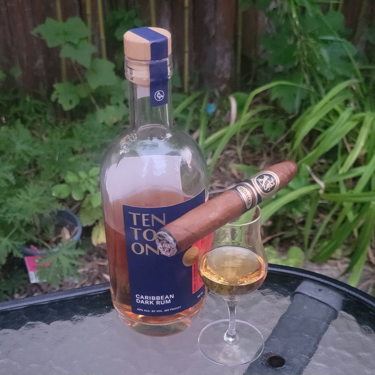 Sunday night smoke. Ferio Tego Summa with a glass of Ten To One rum. 
#cigars #premiumcigars #feriotego #feriotegocigars #feriotegosumma #rum #tentoonerum #cigarpairing #cigarashopafrica #cigarlifeafrica