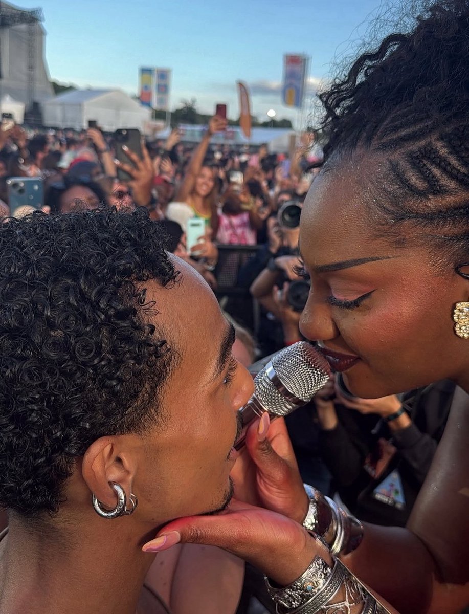 Naijablogger's tweet image. Tems &amp;amp; A Fan at Lollapalooza, Festival Paris 🇫🇷 🤩