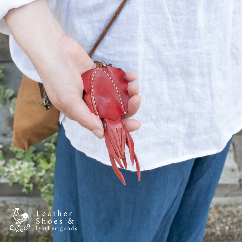 cokecoleather's tweet image. #博物ふぇす 1日目は葉っぱキーホルダーとアオリイカキーホルダーをお求めの方が多かったです。アオリイカは中に鍵が入るキーケースと2種類あり、少し小さ目のこちらのキーホルダーは在庫限りで販売終了予定です。気になる方はぜひこの機会にお買い求めください。