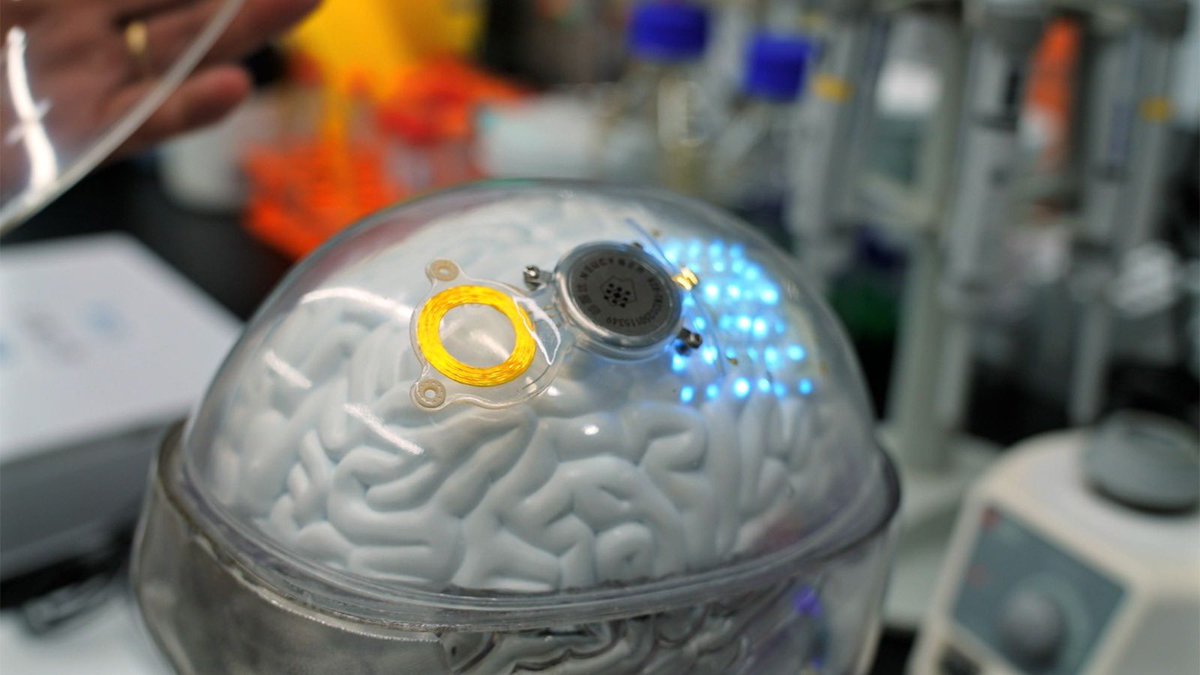 klustout's tweet image. 🧠 CNN gains rare access to a brain research lab in Beijing, where scientists are working to improve brain technology to help patients gain control of their speech and movement.
Here's our report.
edition.cnn.com/2025/07/20/chi…