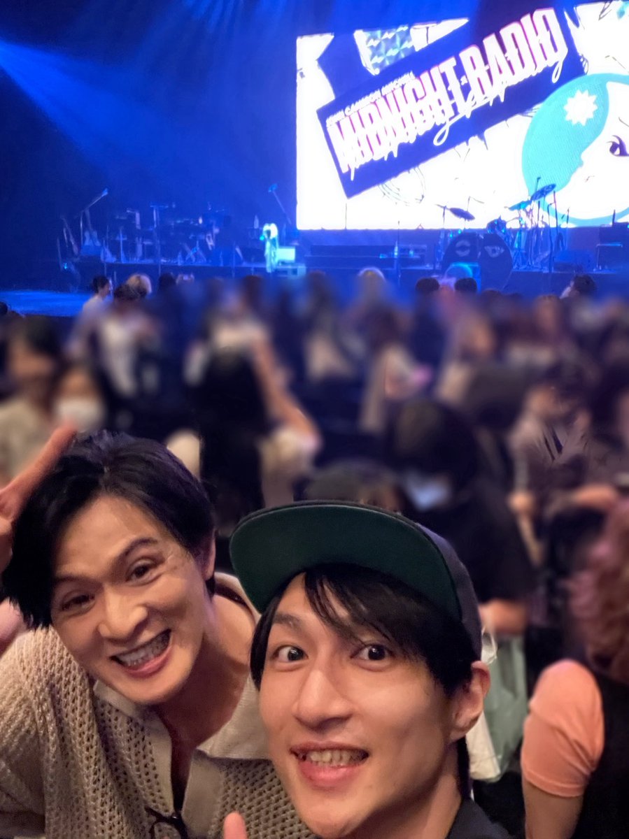ShinyaNIRO's tweet image. 『JOHN CAMERON MITCHELL Midnight Radio-The History of Hedwig-』
を観たよ❣️
with #木戸邑弥
つまり #ヘドウィグ の誕生秘話を作品の楽曲を本人が歌いながら綴ってくれるコンサート🎵
やはりご本人なので説得力が違う‼️
グッと来ました🥹
素敵なコンサートでした💄