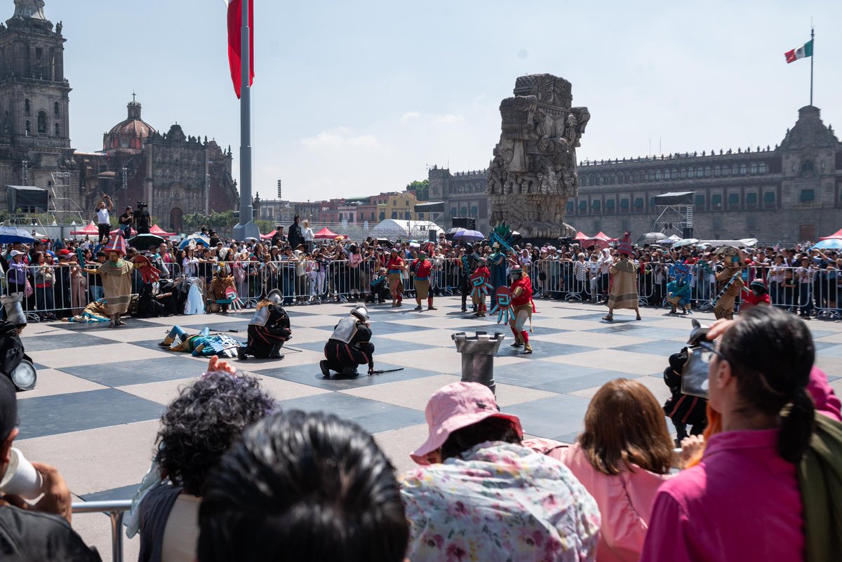 Este domingo asistí al "Festival de Ajedrez México-Tenochtitlan" que se realiza en el Zócalo de la Ciudad de México. ♟️✨

Disfrutamos de más de 90 torneos, partidas simultáneas, exhibiciones y actividades para personas de todas las edades. 🙋🏽‍♀️🎲

#CapitalDeLaTransformación