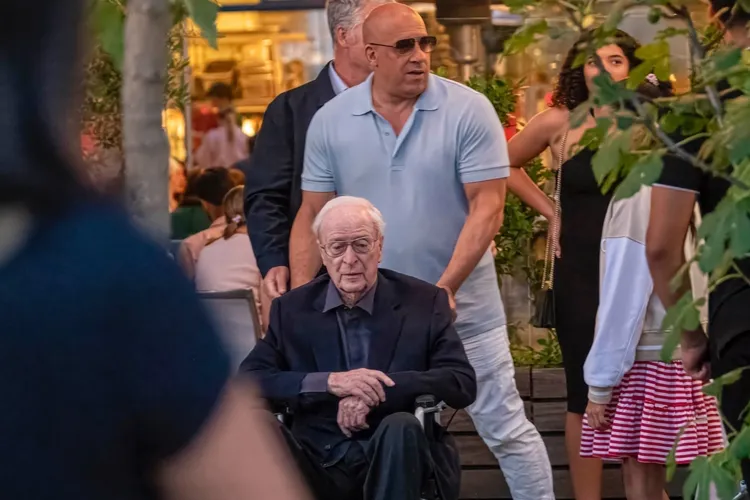 gatopreto5000's tweet photo. e o Michael Caine, que tem uma cadeira de rodas movida a Diesel https://t.co/gdreR8OVaR