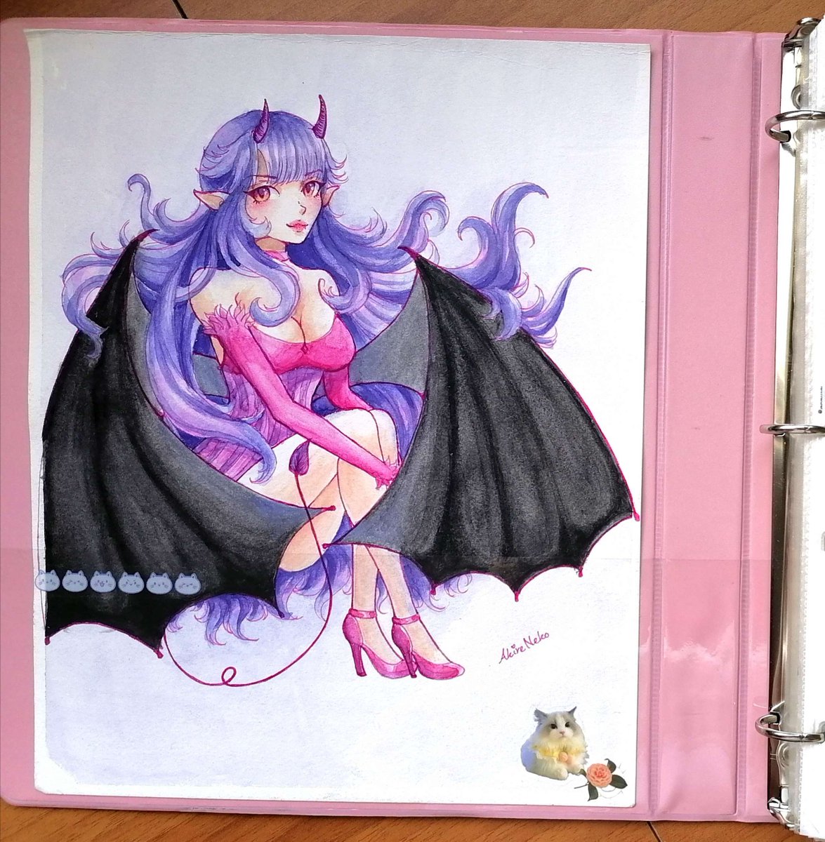 akirekyun's tweet image. Recently I had to change the folder where I keep my drawings, so I decorated it taking advantage that I also had a lot of stickers, I even felt like making my own stickers. In the first picture is one of my old drawings.
#traditionalart #artmoot